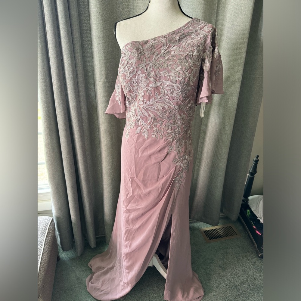 Ladies formal pink/blush/lilac wedding guest bridesmaid. lace detailone shoulder